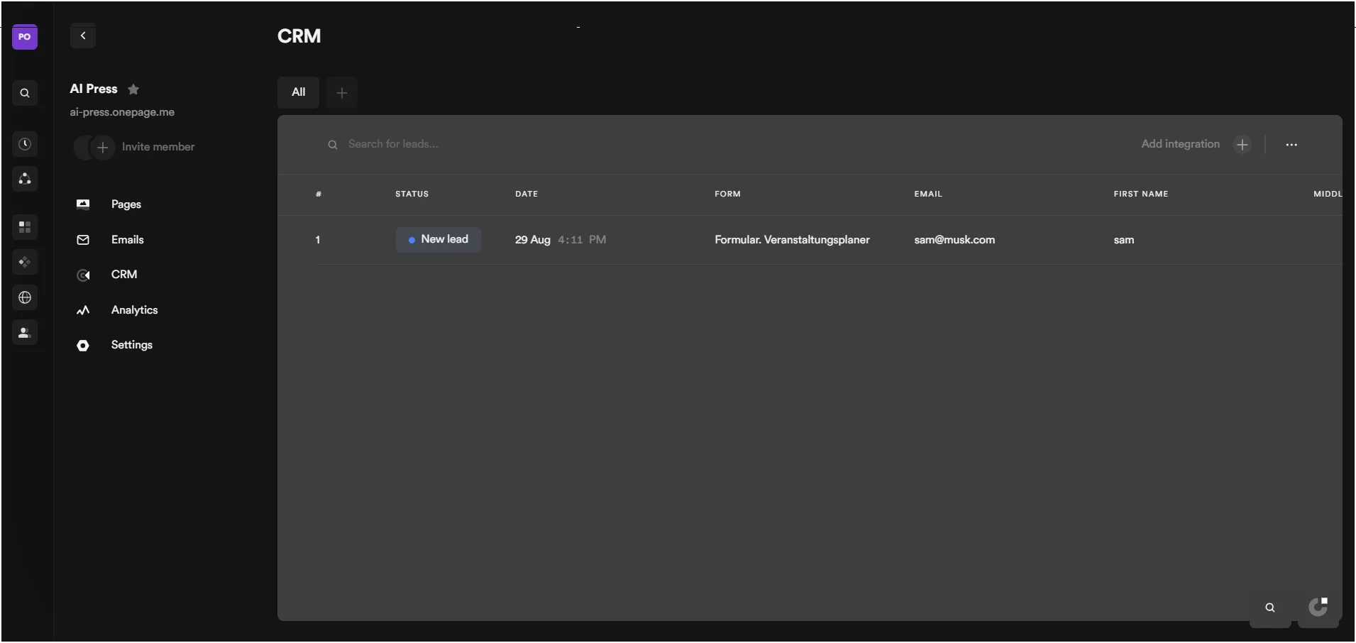 Onepage CRM dashboard displaying captured leads and contact details